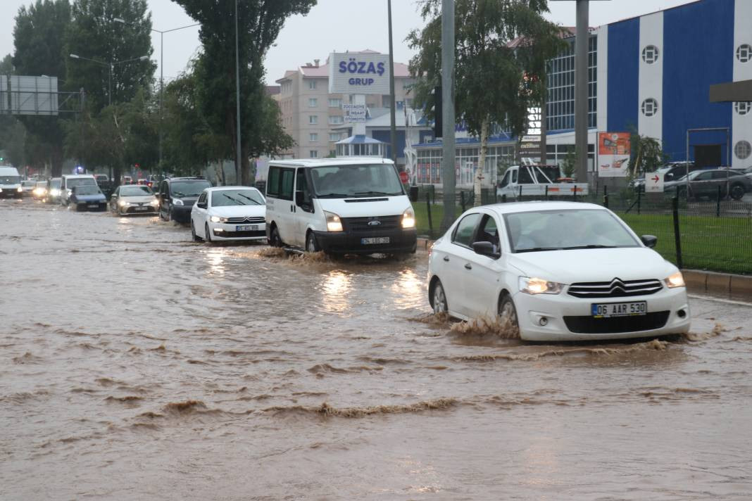 Erzurum'u sağanak vurdu! Evleri su bastı araçlar yolda mahsur kaldı - Resim: 17